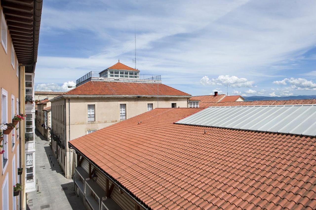 Estudios La Casa De Santa Maria Vitoria-Gasteiz Exterior foto